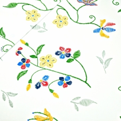 Baumwolle 100% bestickte Blumen auf weißem Hintergrund  