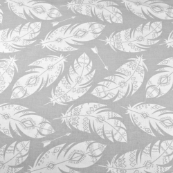 100% Baumwolle weiße aztekische Federn auf grauem Hintergrund  