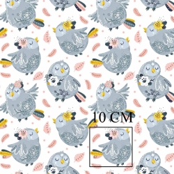 100% Baumwolle, graue Vögel mit rosa Federn auf weißem Hintergrund  