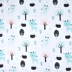 100% Baumwolle, mintfarbene Rehe mit Bäumen auf weißem Hintergrund