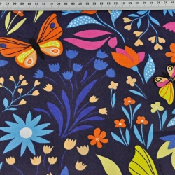Baumwolle 100% Schmetterlinge bunt auf einer Wiese auf marineblauem Hintergrund  