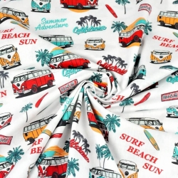 Baumwolle 100% türkis-orange-rote Gurkenautos auf weißem Hintergrund  