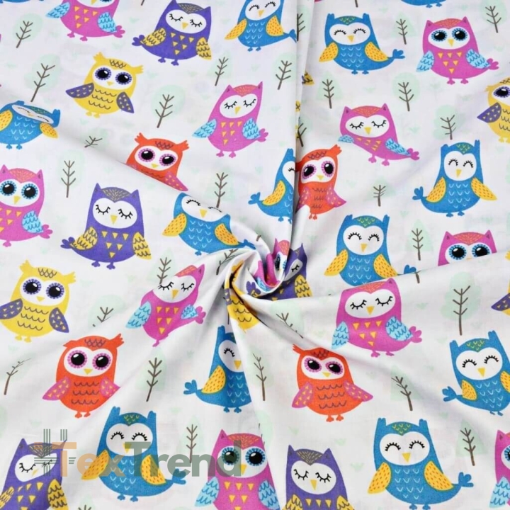 Baumwolle 100% bunte Eulen mit Bäumen auf weißem Hintergrund  