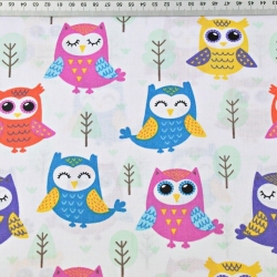 Baumwolle 100% bunte Eulen mit Bäumen auf weißem Hintergrund  