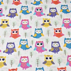 Baumwolle 100% bunte Eulen mit Bäumen auf weißem Hintergrund  