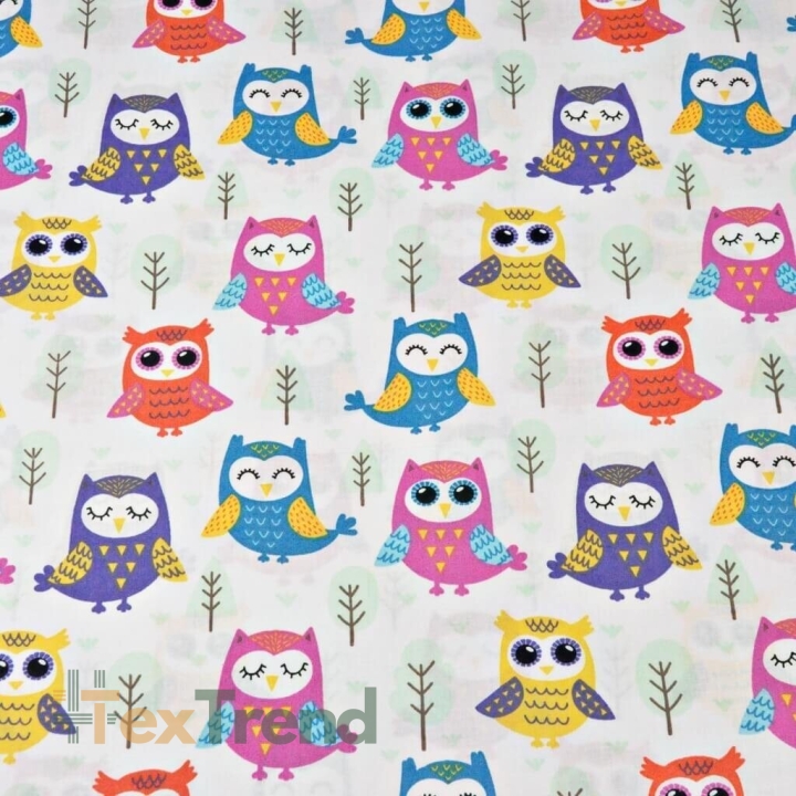 Baumwolle 100% bunte Eulen mit Bäumen auf weißem Hintergrund  