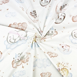 Baumwolle 100% schlafende Tiere auf Wolken und Monden auf weißem Hintergrund  