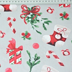 Baumwolle 100% Weihnachtsmuster mit Socken und Geschenken auf grauem Hintergrund  