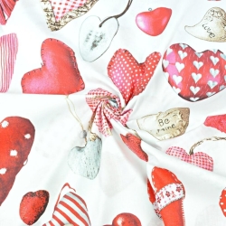 Baumwolle 100% rote Herzanhänger auf weißem Hintergrund  