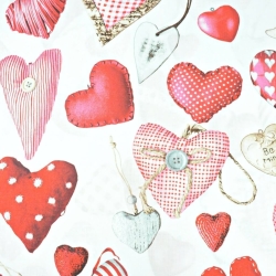 Baumwolle 100% rote Herzanhänger auf weißem Hintergrund  