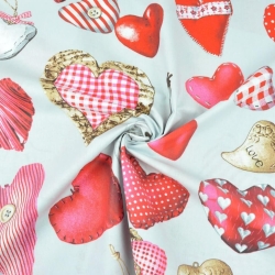 Baumwolle 100% rote Herzanhänger auf hellgrauem Hintergrund  