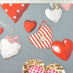 Baumwolle 100% rote Herzanhänger auf grauem Hintergrund  