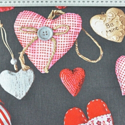 Baumwolle 100% rote Herzanhänger auf dunkelgrauem Hintergrund  