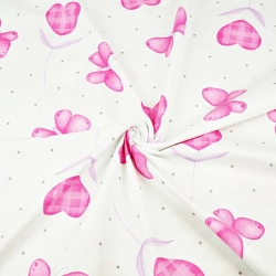 Baumwolle 100% Herzen mit rosa Schmetterlingen auf weißem Hintergrund  
