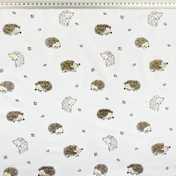 100% Baumwolle mit braunen Igeln auf weißem Hintergrund  