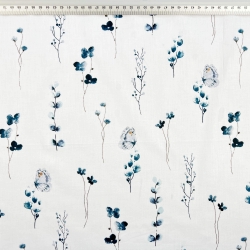 100% Baumwolle mit blauen Blumen und Schmetterlingen auf weißem Hintergrund  