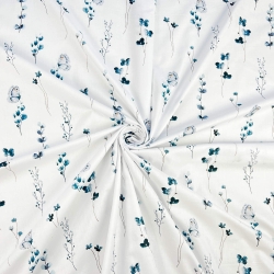 100% Baumwolle mit blauen Blumen und Schmetterlingen auf weißem Hintergrund  