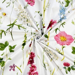 100% Baumwolle mit großen Wiesenblumen auf weißem Hintergrund  