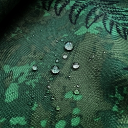 Wasserabweisender Stoff Farnblätter auf grünem Hintergrund  