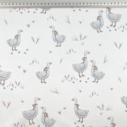 100% Baumwolle mit Gänsen und brauner Schleife auf weißem Hintergrund  