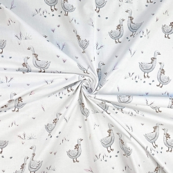 100% Baumwolle mit Gänsen und brauner Schleife auf weißem Hintergrund  