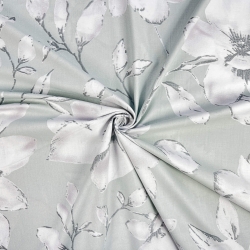 100% Baumwolle mit Magnolienblüten auf hellgrauem Hintergrund  
