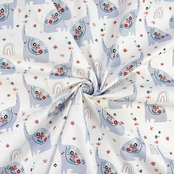 100% Baumwolle mit blauen Elefanten und Blumen auf weißem Hintergrund  