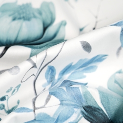 Baumwollsatin mit Blumenmuster in grün und grau auf weißem Hintergrund  