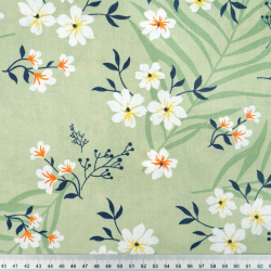 100% Baumwolle mit weißen Blumen auf pistaziengrünem Hintergrund - 220cm