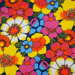 Liegegewebe gelb-rosafarbene Blumen auf navyblauem Hintergrund  