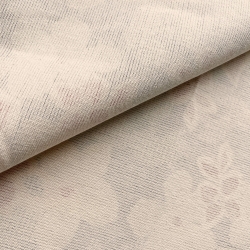 Liegegewebe mit roten Blumen auf jeansfarbenem Hintergrund  