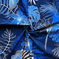 Baumwolle 100% Monstera- und Bananenblätter mit Blumen auf blauem Hintergrund  