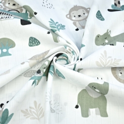 Baumwoll-Musselin mit Safari-Tieren in Salbeigrün auf weißem Hintergrund  