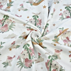 Baumwoll-Musselin mit rosa Hasen auf Monden auf weißem Hintergrund  