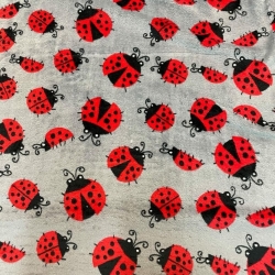 Fleece Plus rote Marienkäfer auf grauem Hintergrund