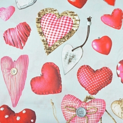 Baumwolle 100% rote Herzanhänger auf hellgrauem Hintergrund  