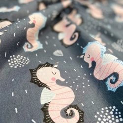 Baumwolle 100% Seepferdchen auf dunkelgrauem Hintergrund  