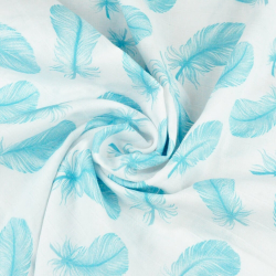 Baumwoll-Musselin Federn türkis auf weißem Hintergrund  