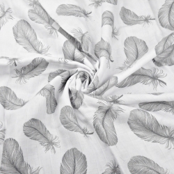 Baumwoll-Musselin mit grauen Federn auf weißem Hintergrund  