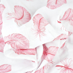 Baumwoll-Musselin - rosa Federn auf weißem Hintergrund  