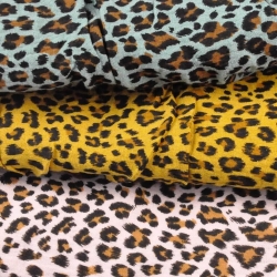 Baumwoll-Musselin plissiert Panther auf rosa Hintergrund  