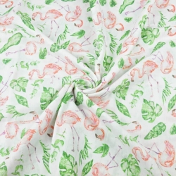 Baumwoll-Musselin Flamingos mit Blättern auf weißem Hintergrund  