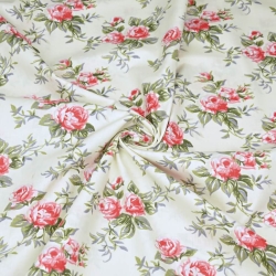 Baumwolle 100% Rosenblüten rosa auf ecrufarbenem Hintergrund  