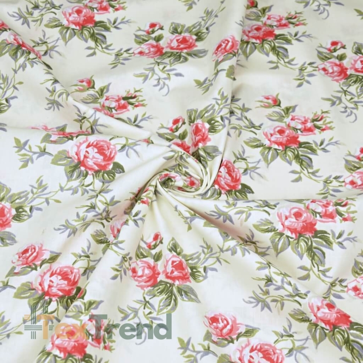 Baumwolle 100% Rosenblüten rosa auf ecrufarbenem Hintergrund  