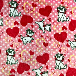 Polar Plus Kätzchen mit Herzen auf rosa Hintergrund  