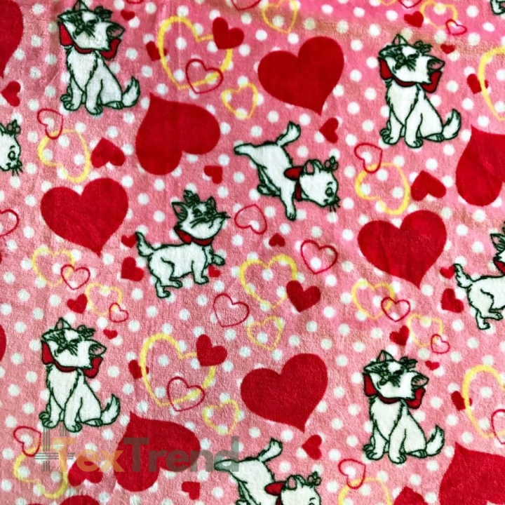 Polar Plus Kätzchen mit Herzen auf rosa Hintergrund  