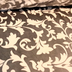 Polar plus cremefarbene Ornamente auf beigem Hintergrund  