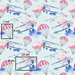 Baumwolle 100% Flugzeuge und Fallschirme auf hellblauem Hintergrund  