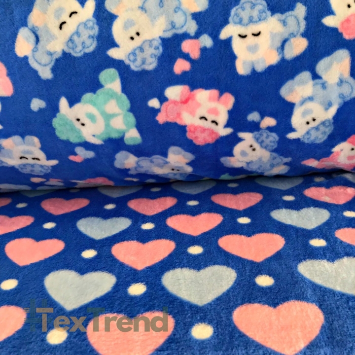 Fleece Plus beidseitig Schafe und Herzen auf blauem Hintergrund.  