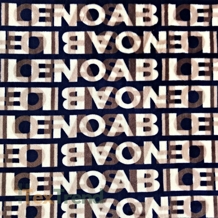 Fleece Plus weiße Buchstaben auf dunkelblauem Hintergrund.  